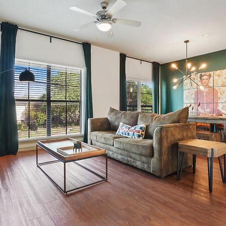 Stylish 4Br With Smart Tv And Free Garage Parking Apartment Остин Екстериор снимка