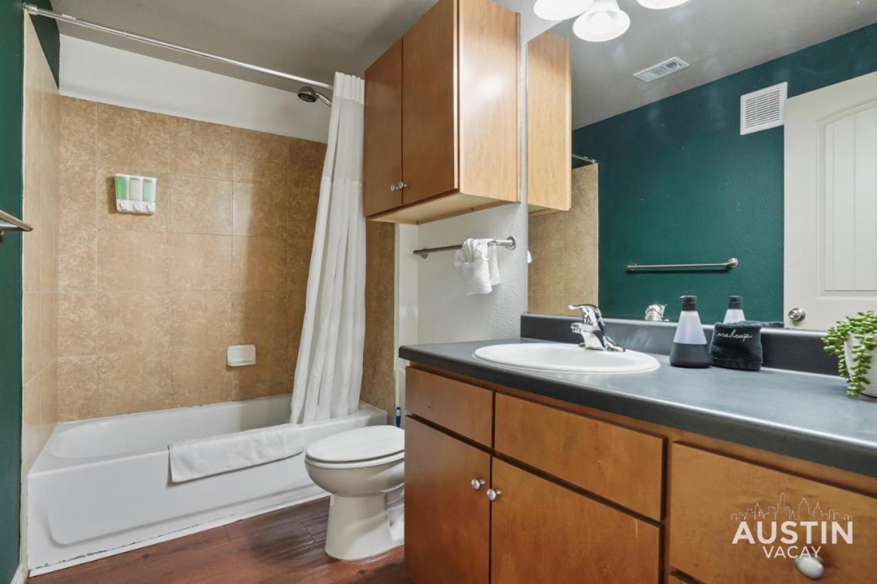 Stylish 4Br With Smart Tv And Free Garage Parking Apartment Остин Екстериор снимка